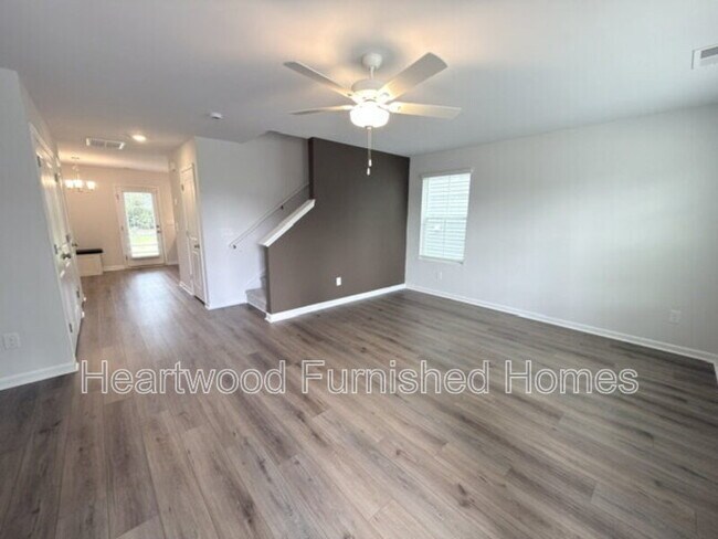 Building Photo - 807 Coburg Ln