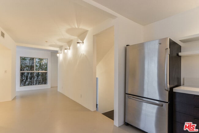 Building Photo - 558 Rose Ave