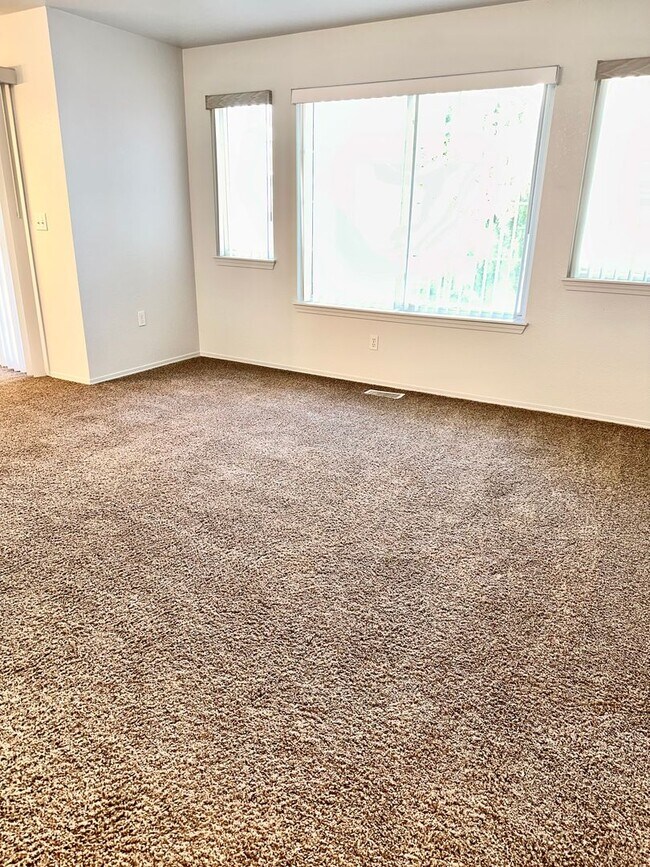 Building Photo - Love where you live in this 2 bedroom 2 bathroom 1st floor apartment!