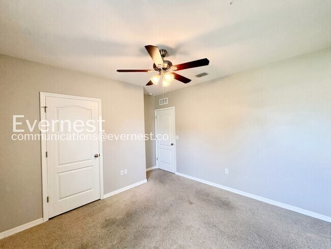Building Photo - Limited Time Special Offer / 5 Bed/3 Bath Home with Garage / Pet-Friendly / Vouchers Accepted / A...