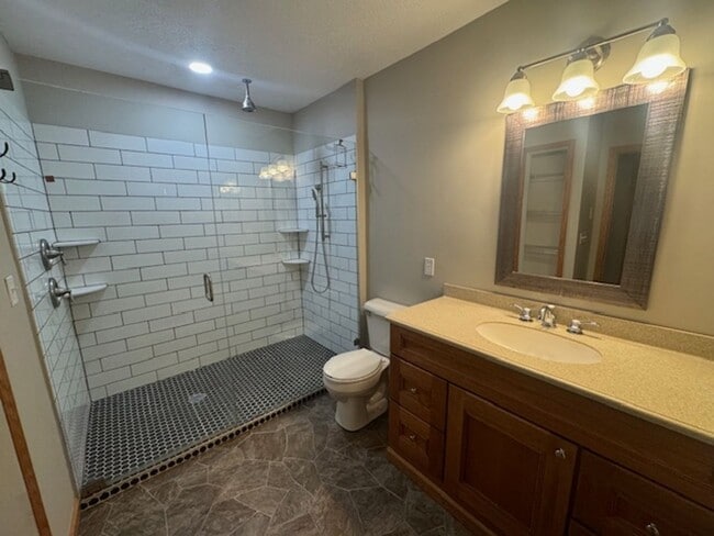 Building Photo - Gorgeous 6 Bed/3 Bath/3 Garage SFH with Screened in Porch, and Firepit in Minnetrista!