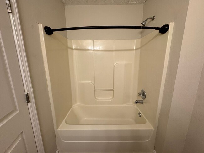 Building Photo - Spacious 3 bedroom, two bathroom home close to GM, Magna and Industrial Park