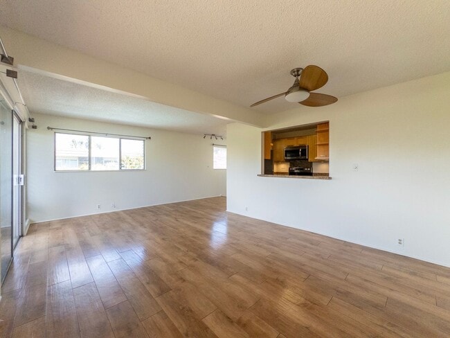 Building Photo - Spacious 1-Bedroom + Bonus Room Townhouse ...