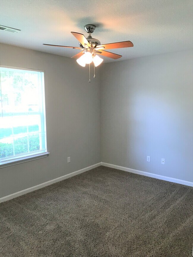 Building Photo - 4 Bedroom Ranch-Style Home!