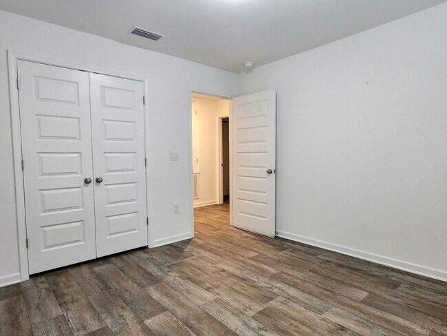 Building Photo - Lovely 4/2 available now in Raley Farms of...