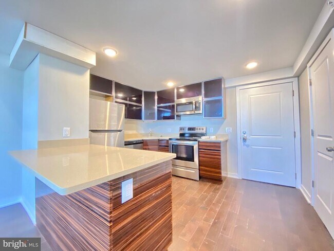 Building Photo - 1 W Main St