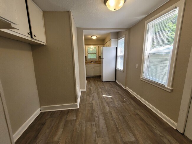 Building Photo - 2 bedroom, 1.5 bathroom home with detached garage!