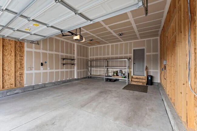 Building Photo - Beautifully Updated 4-Bedroom Home with Op...
