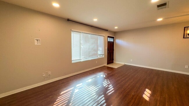 Building Photo - 3-bedroom, 2.5-bath split-level condo