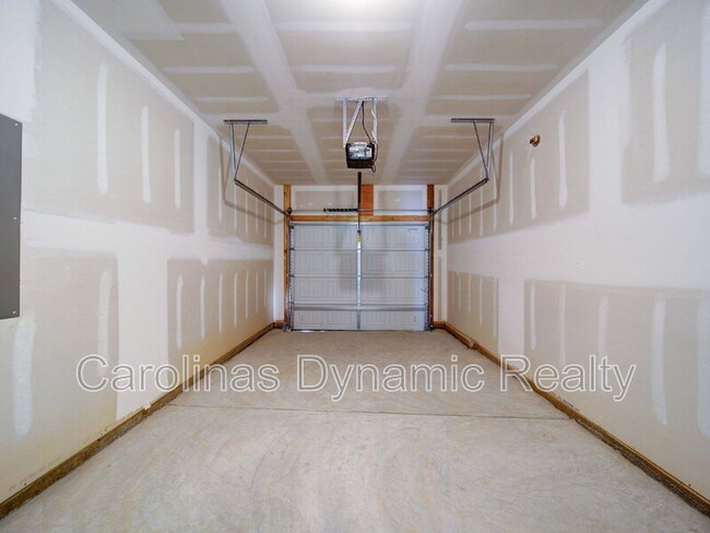Building Photo - 914 S Battleground Ave