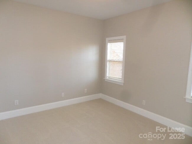 Building Photo - 6227 Park S Dr