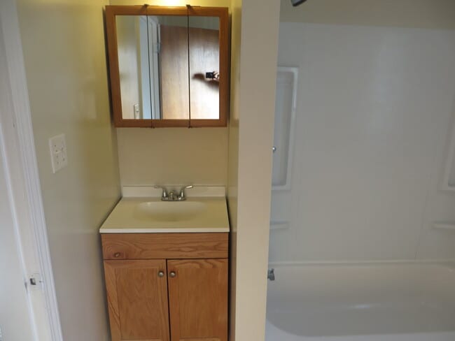 Building Photo - 5 Bedroom Home in the very core of Downtown (West Central, Downtown)