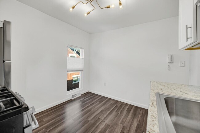 Building Photo - 204 Brown St