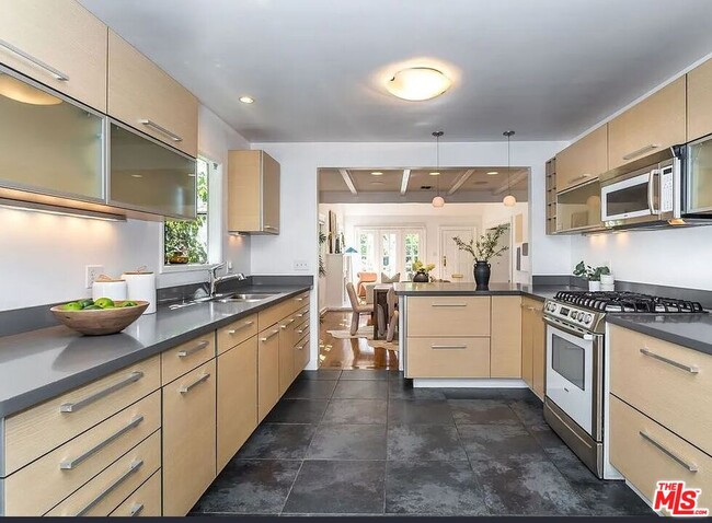 Building Photo - 1608 Courtney Ave