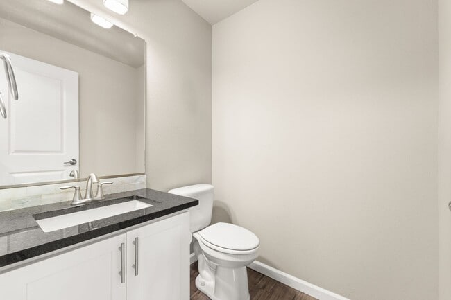 Building Photo - 2122 W Summit Pkwy