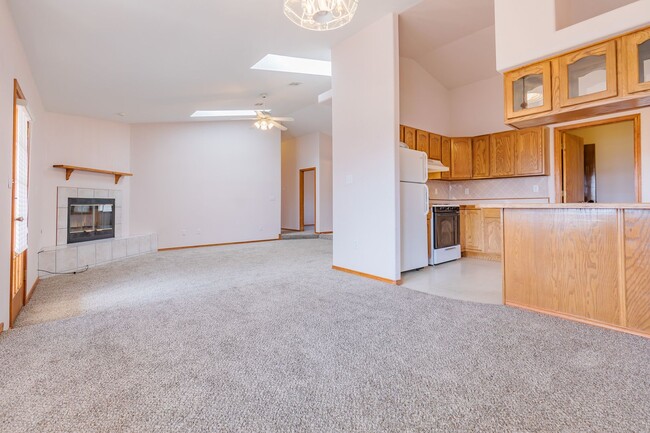 Building Photo - Inviting 3 Bed 2 Bath - Pet Friendly!