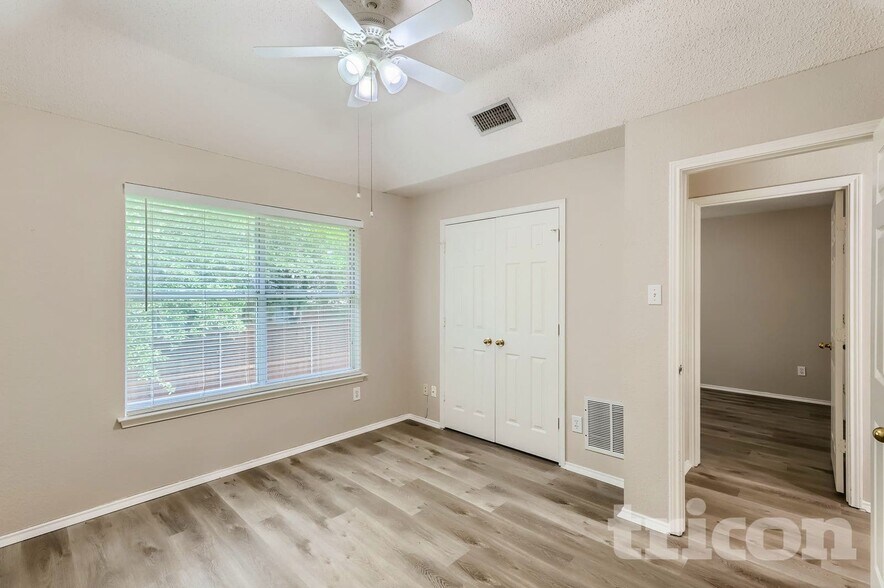 Building Photo - 3409 Bradford Dr
