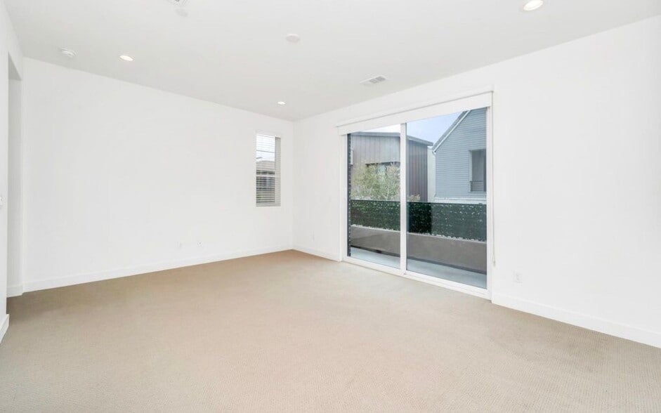 Building Photo - 440 Chorus