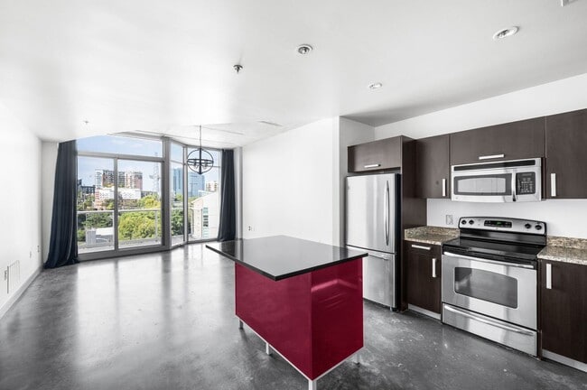 Building Photo - Awesome 1BE/1BA Condo in the Gulch w/2-res...