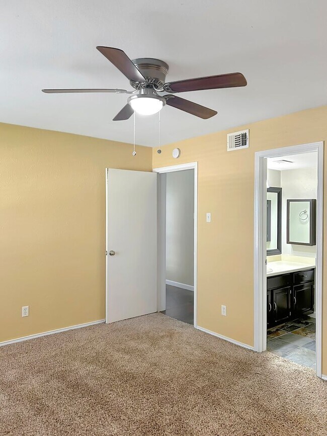 Building Photo - 2-Bed, 2-Bath Townhome with Flexible Floor...