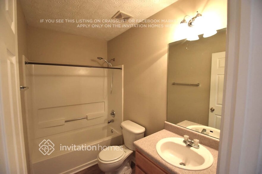 Building Photo - 9586 Lakeview Cir