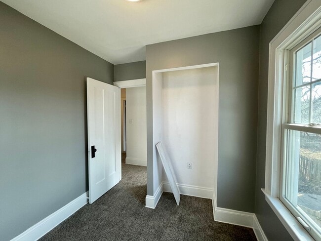 Building Photo - Single Family House 4-Bedroom, 2-Bath For ...