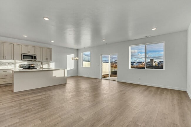 Building Photo - 825 W 700 S