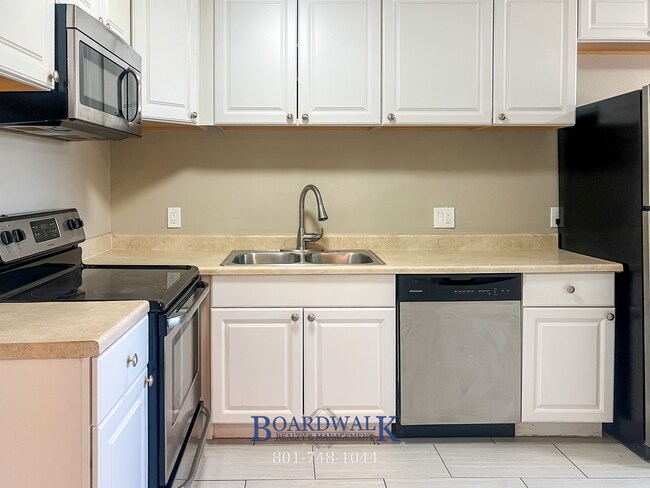 Building Photo - Recently Remodeled 2 bedroom in Salt Lake!