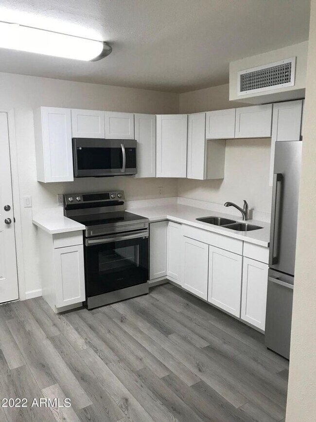 Building Photo - 2 BEDROOM UNIT IN SURPRISE