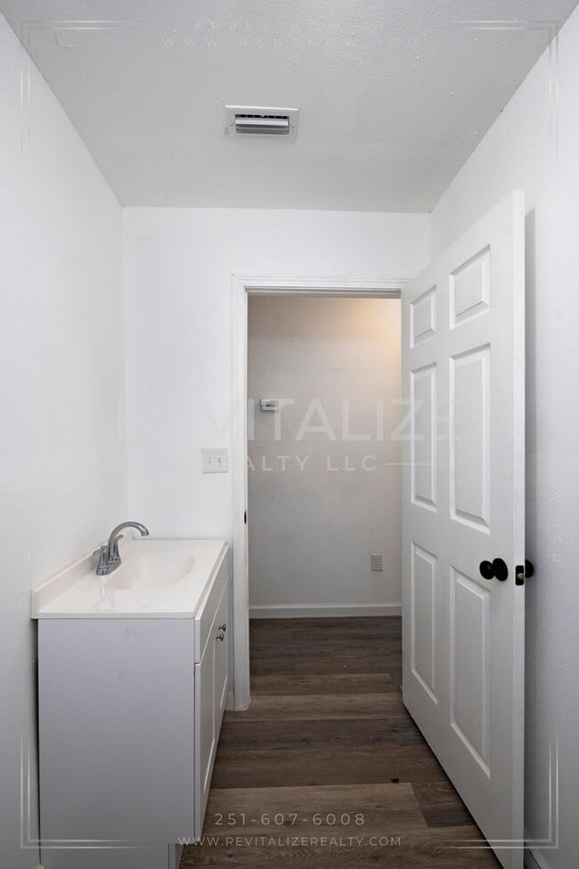 Building Photo - Fully Renovated 3/2 in West Mobile!