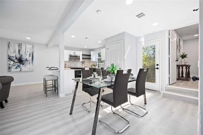 Building Photo - 9405 Cathedral Dr