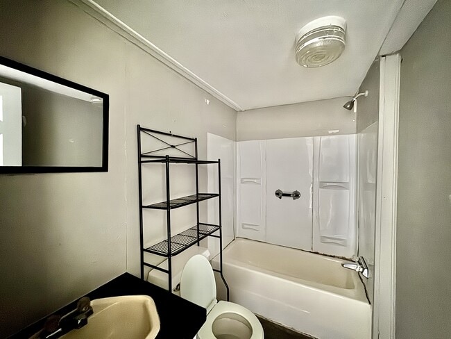 Building Photo - 610 Old Slag Rd