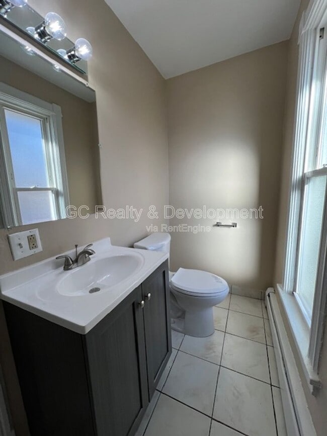 Building Photo - 411 Wellington Ave