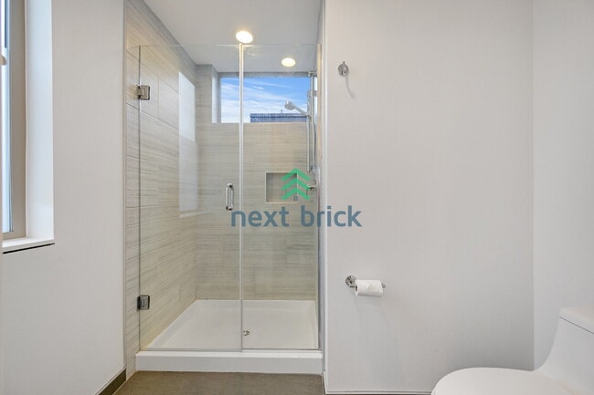 Building Photo - A beautiful 3 bed and 2 bathroom townhouse for rent