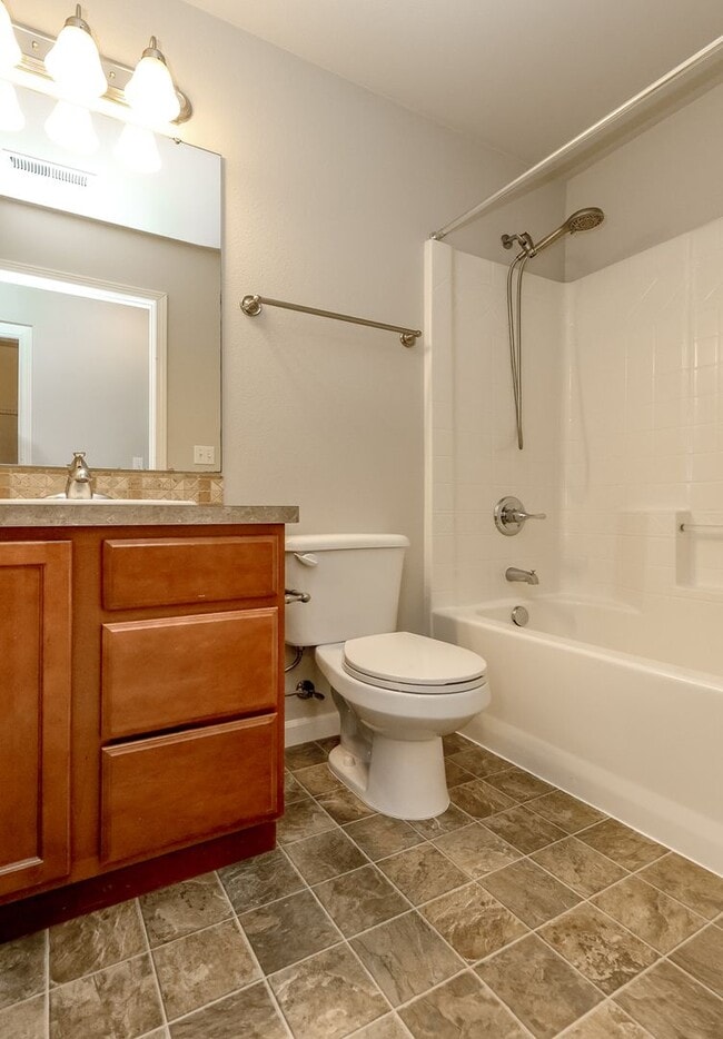 Building Photo - Beautiful Lacey Home with new paint and carpet in Popular Edgewater Community