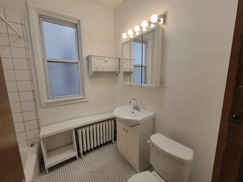Building Photo - 3051 N Leavitt St