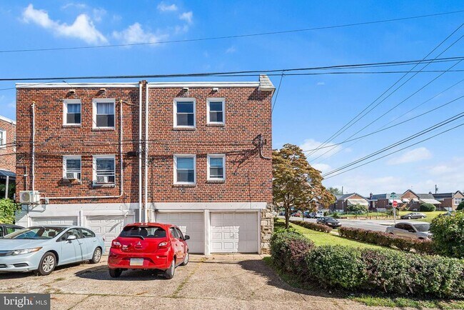 Building Photo - 2042 Faunce St