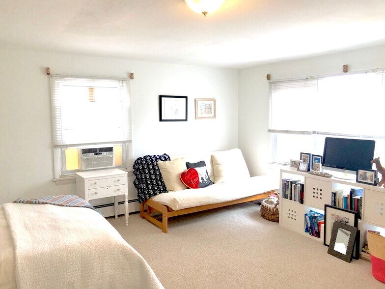 Building Photo - 21 Central St