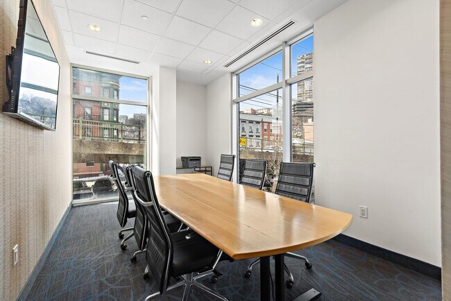 Building Photo - 1700 Park Ave