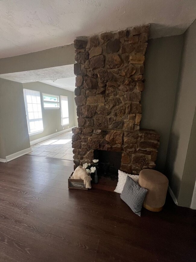 Building Photo - Charming 4 bed two story close to Plaza district!