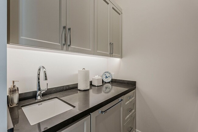 Building Photo - Luxury Home ready for January Move-in