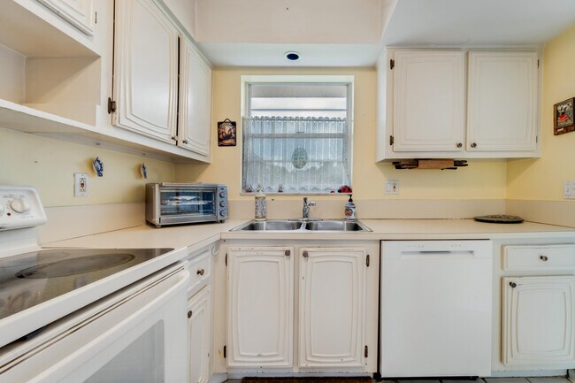 Building Photo - 18081 SE Country Club Dr