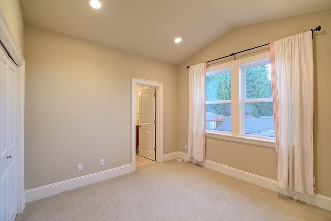 Building Photo - 5Bdrm+Office / 3.5 bath - West Bellevue Home