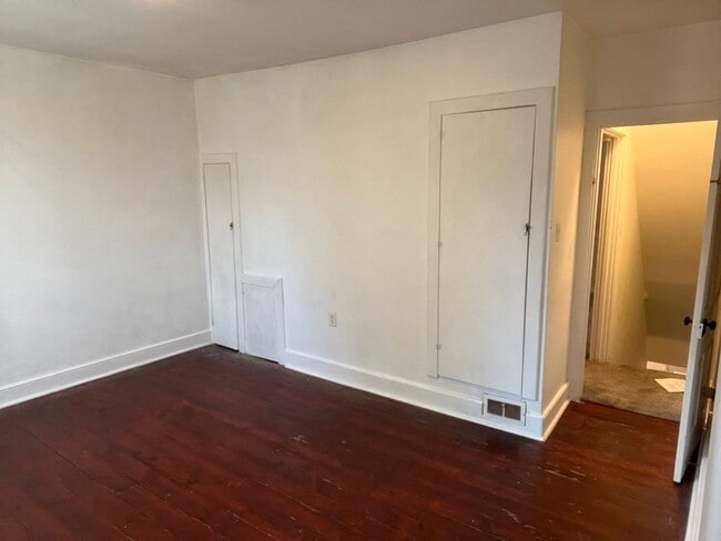 Building Photo - Charming 2 Bedroom Townhome with BONUS ROOM - in Prime Lancaster City Location!