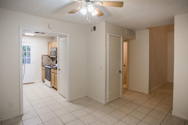 Building Photo - 813 Ranch Rd 12