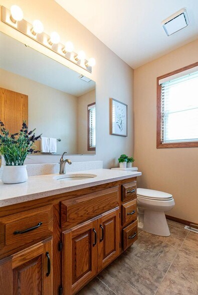 Building Photo - 878 Sky Ridge Dr