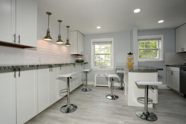 Building Photo - 100 Huguenot Ave