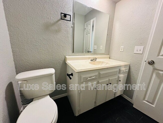 Building Photo - 11701 N Lee Ave