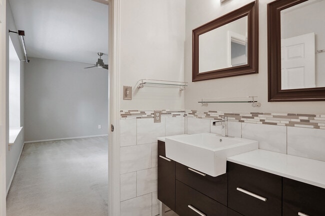 Building Photo - 60 Chaumont Square NW