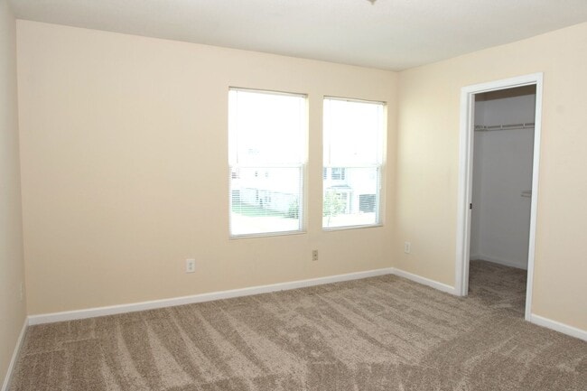 Building Photo - Move-In Special!